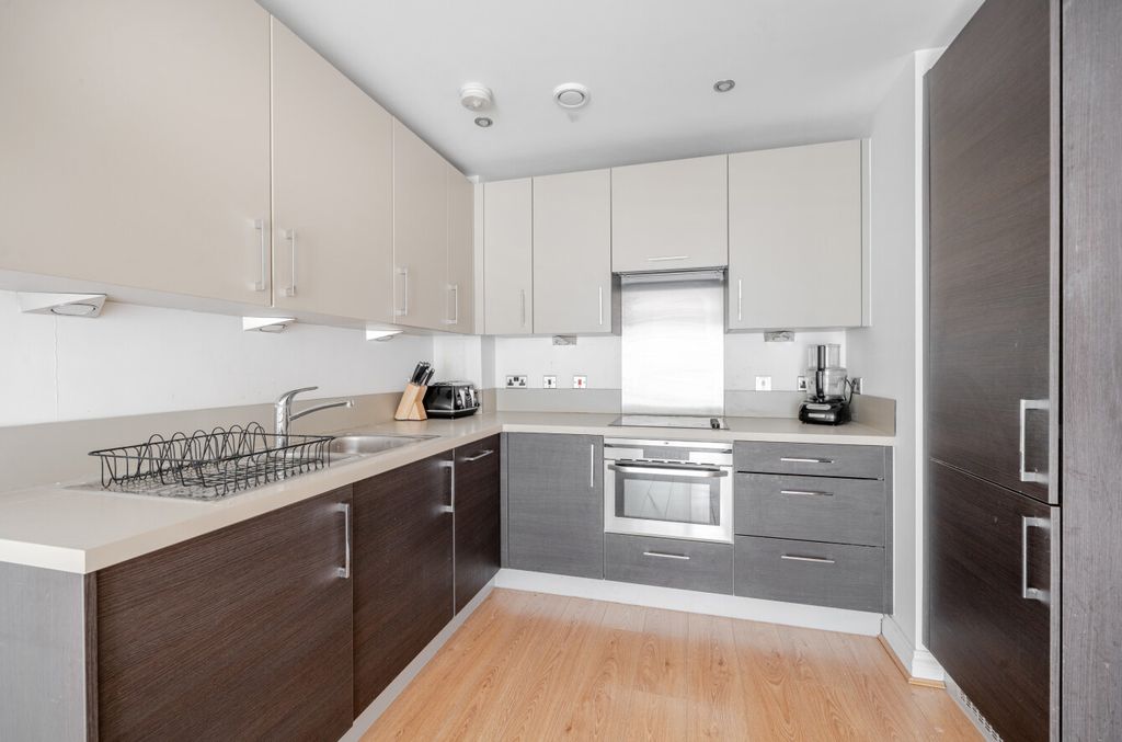 Property photo 2 of 13 1306606-10-68516c...