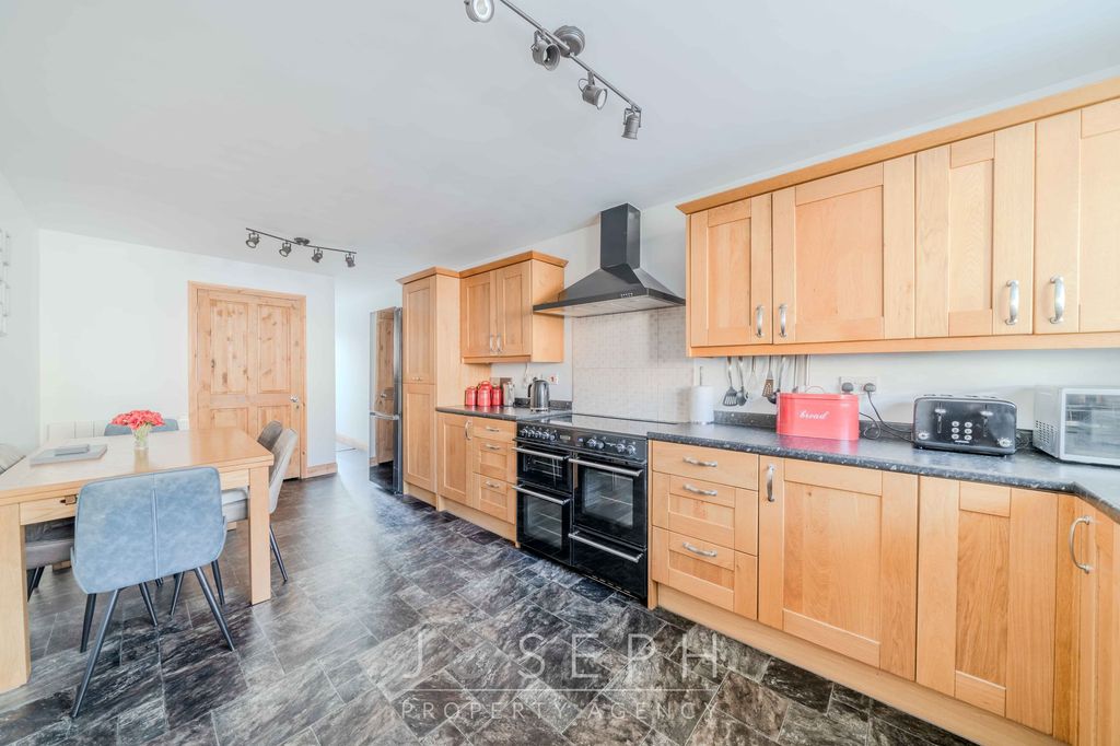 Property photo 2 of 24