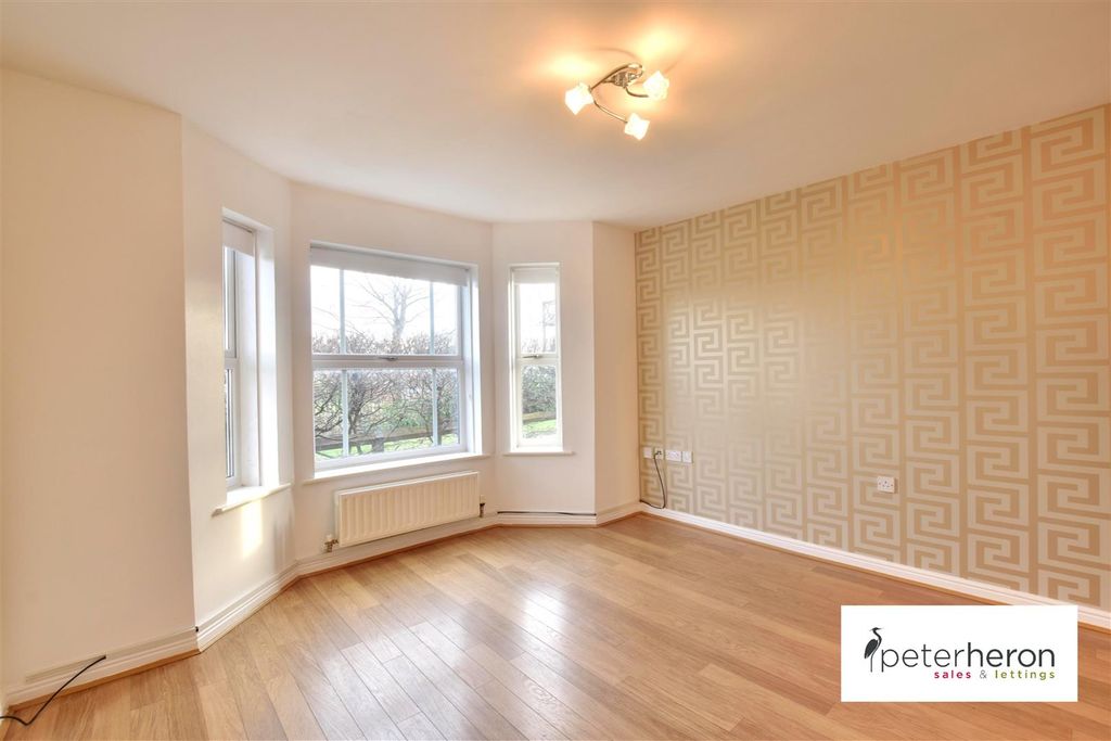 Property photo 2 of 11 Living/Dining Room