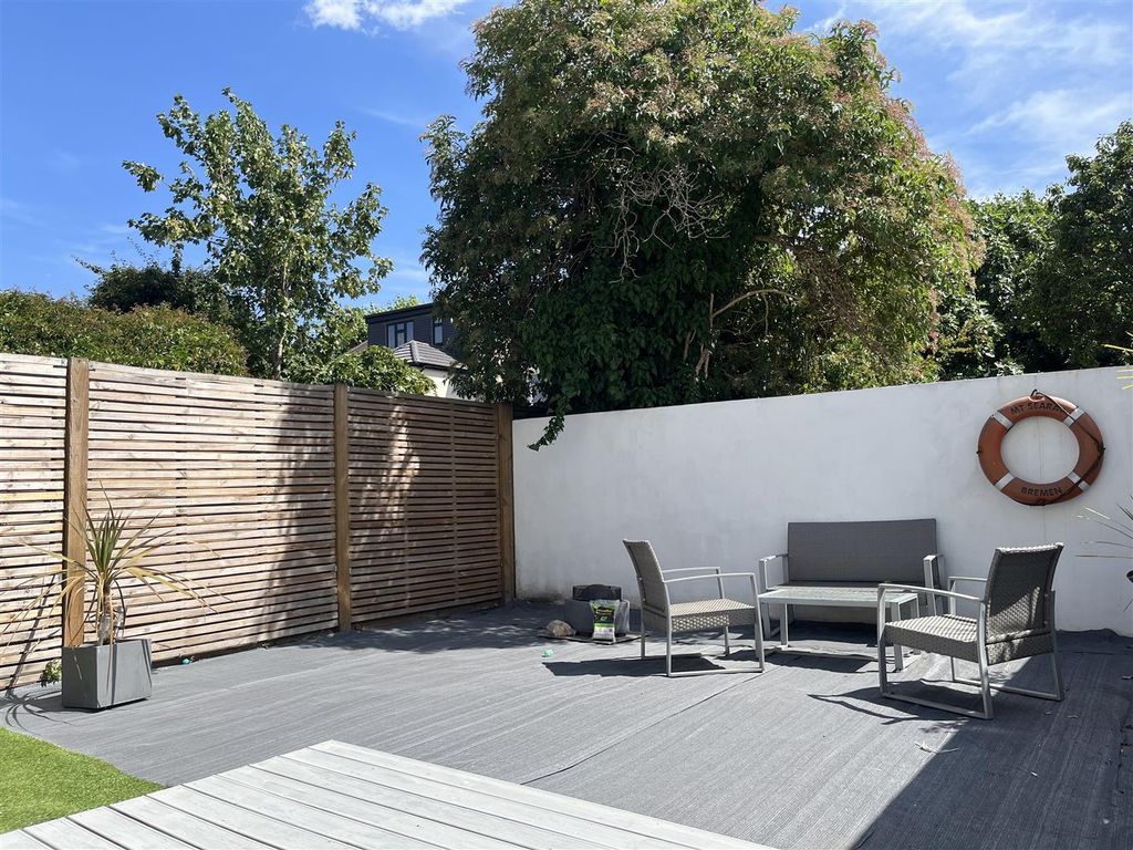 Property photo 2 of 14 Central Park Road, E6