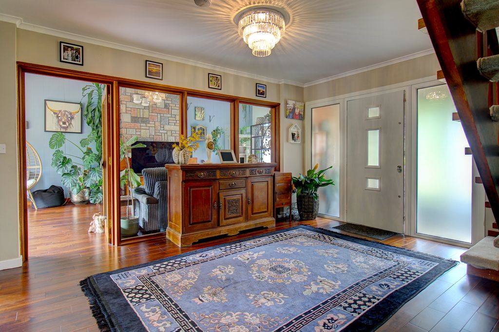 Property photo 3 of 32 Entrance Hall