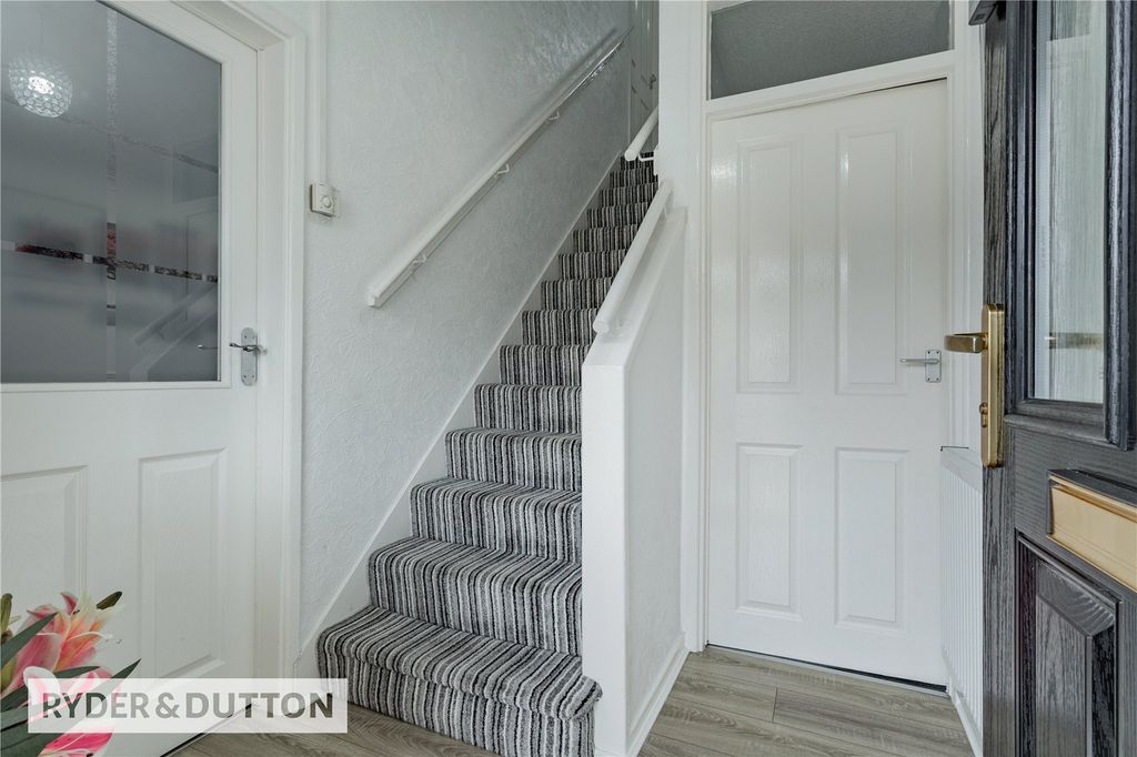 Property photo 3 of 19 Entrance Hall