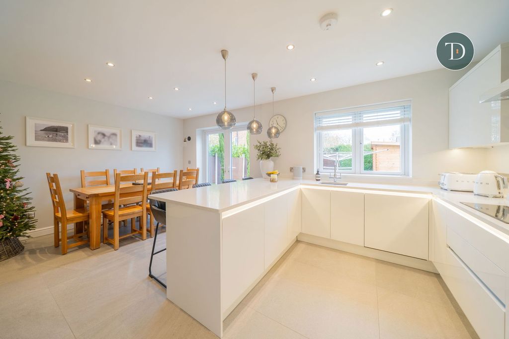 Property photo 2 of 31