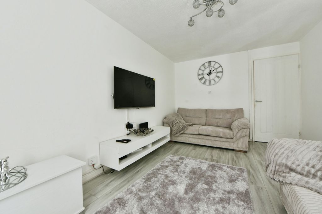 Property photo 3 of 16 Lounge