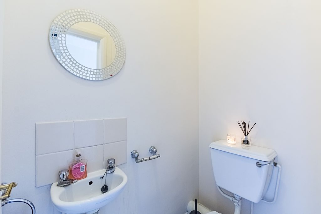 Property photo 3 of 13 Flat-1-Leeland-Ma...