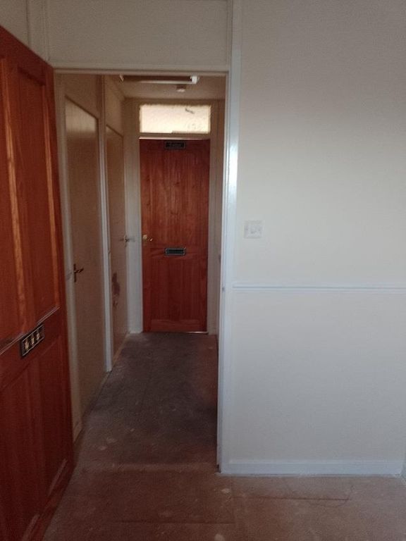 Property photo 3 of 13 6 Ploughmans Close - Hallway.Jpg
