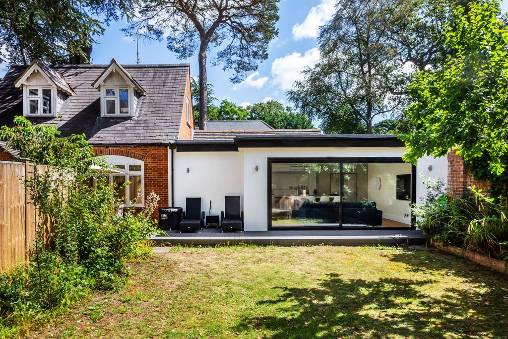 Property photo 2 of 32 House. Partnership