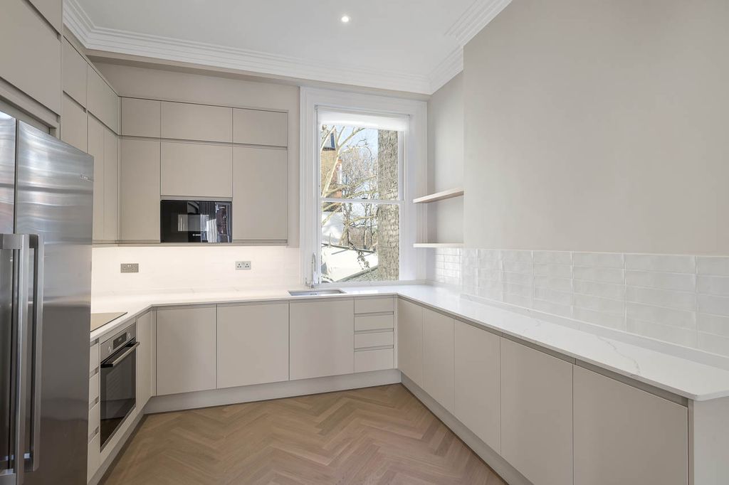 Property photo 3 of 9 Kitchen