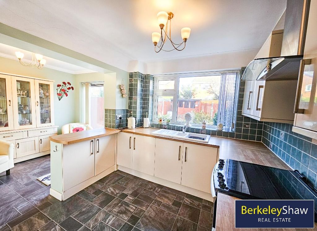 Property photo 3 of 17 Kitchen