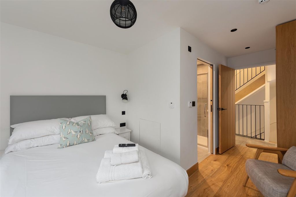 Property photo 3 of 11 Sea Street, Whitstable