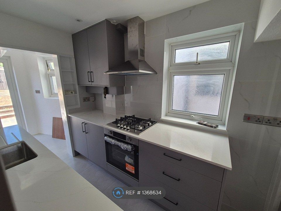 Property photo 3 of 17 Kitchen
