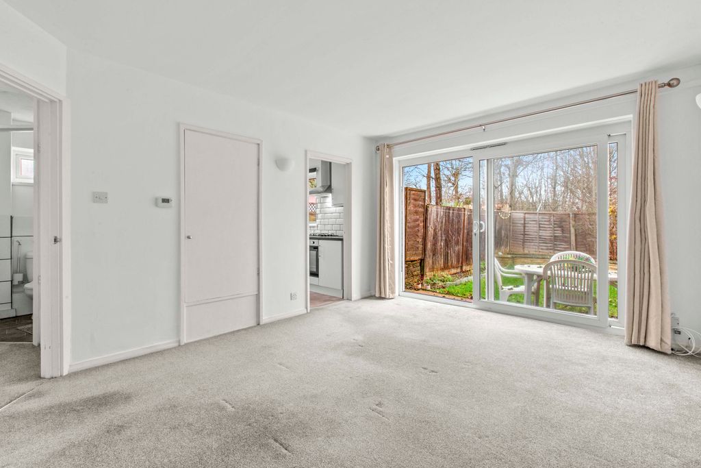 Property photo 2 of 8 40 Cumberland Close, Hp7 9Nj (Low Res)-5