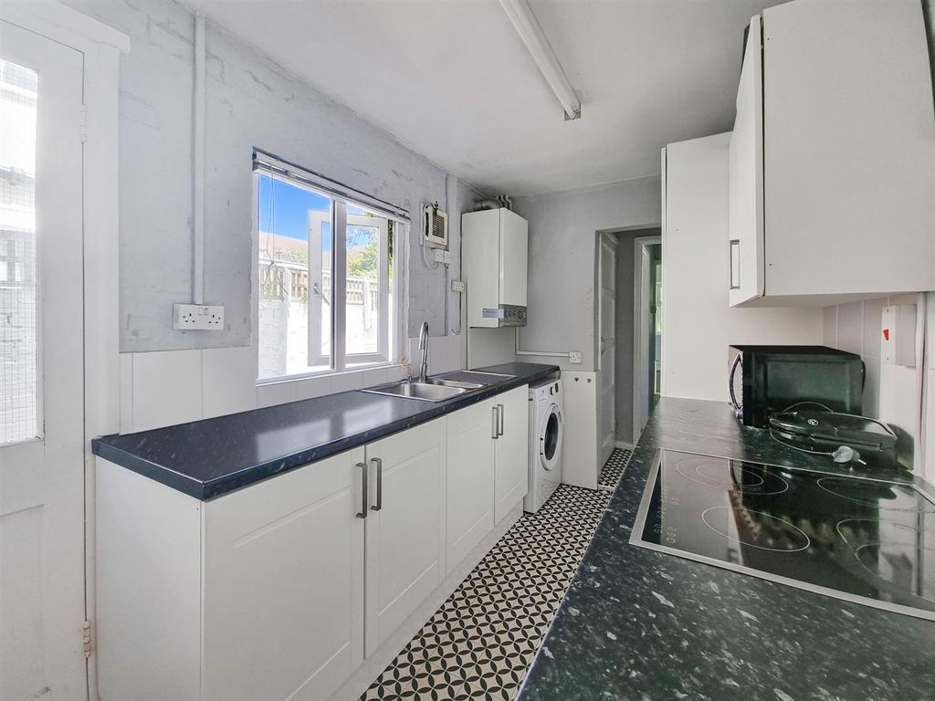 Property photo 2 of 5 202271112330.Kitchen With Items Removed.Jpg
