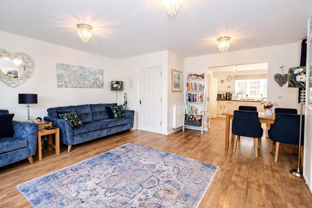 Property photo 2 of 23 Lounge c.Jpg