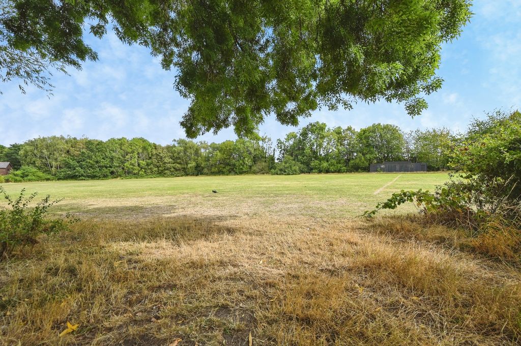 Property photo 3 of 20 Location