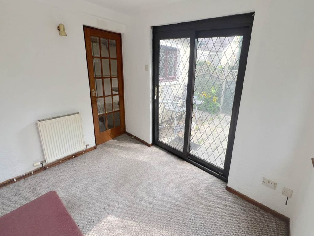 Property photo 3 of 11 Sitting