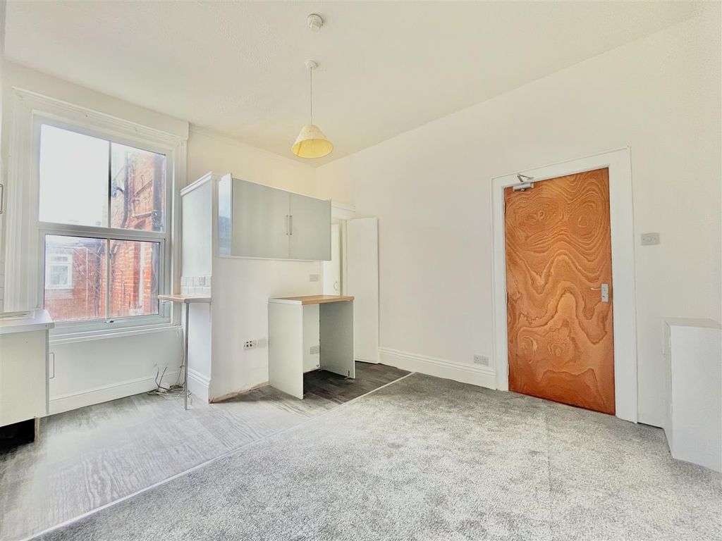 Property photo 3 of 9 Combined Living Room/Kitchen/Bedroom