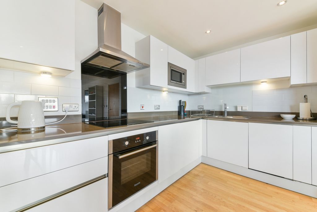 Property photo 2 of 11 Kitchen