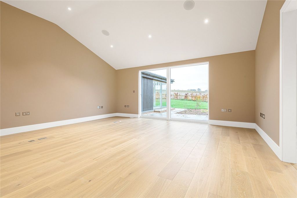 Property photo 3 of 11 Sitting Room