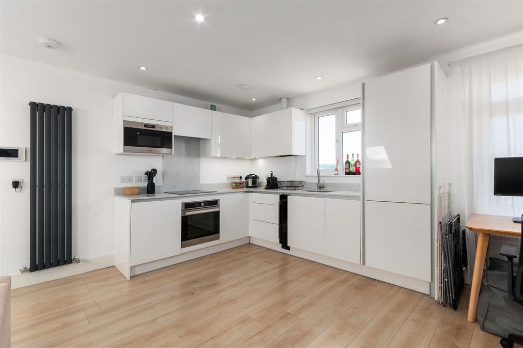 Property photo 2 of 10 Martin Way