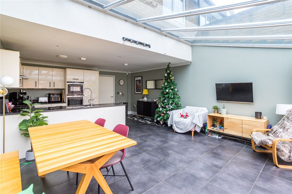 Property photo 2 of 25 House. Partnership