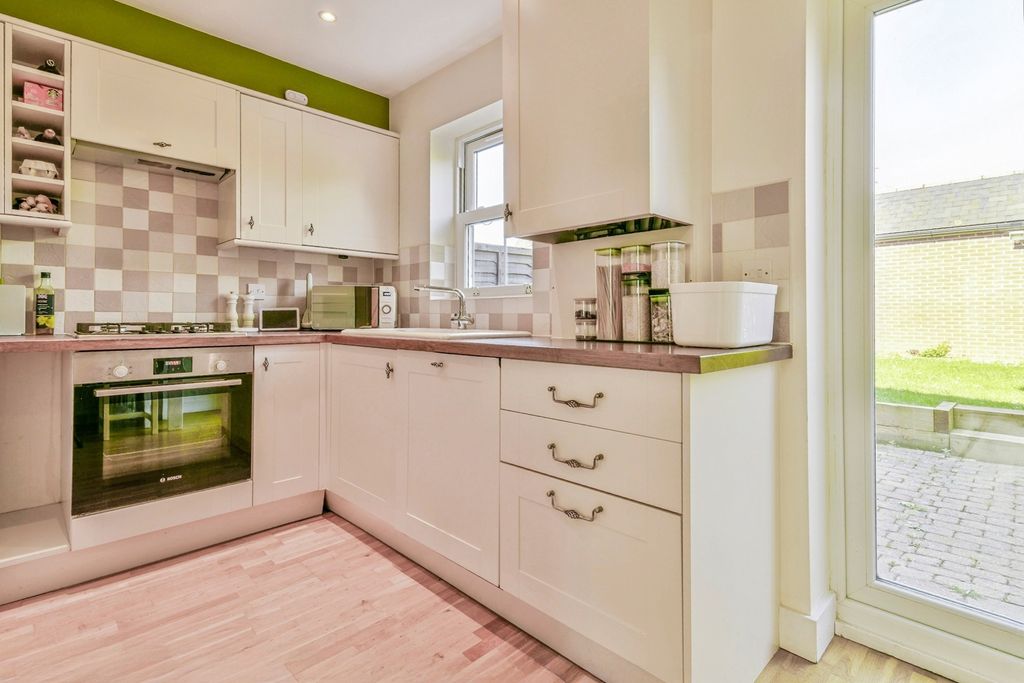 Property photo 3 of 18 Kitchen