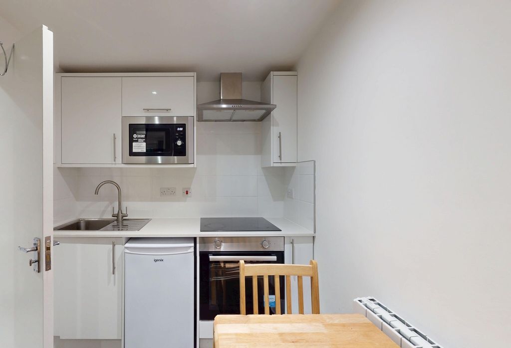 Property photo 2 of 9 Kitchen