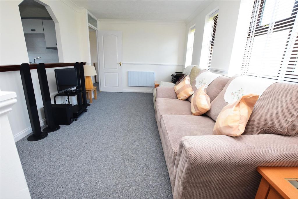 Property photo 3 of 7 Lounge