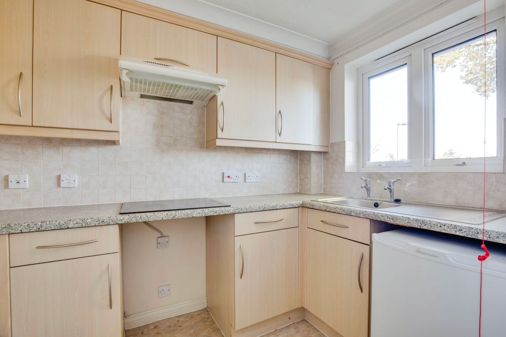 Property photo 3 of 10 Kitchen