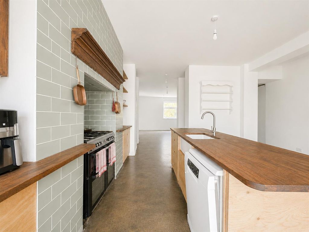 Property photo 3 of 25 Kitchen