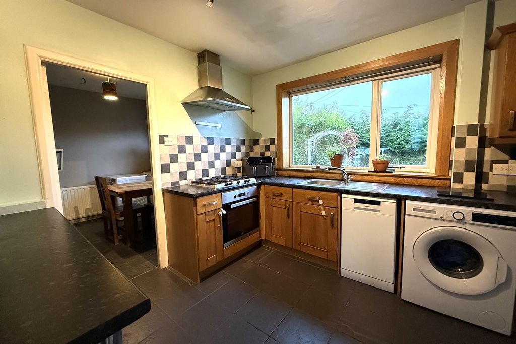 Property photo 3 of 10 Kitchen