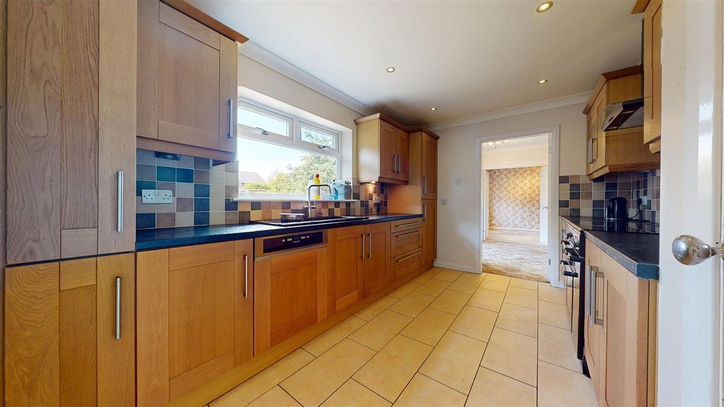 Property photo 3 of 27 Burrows Lane - Kitchen