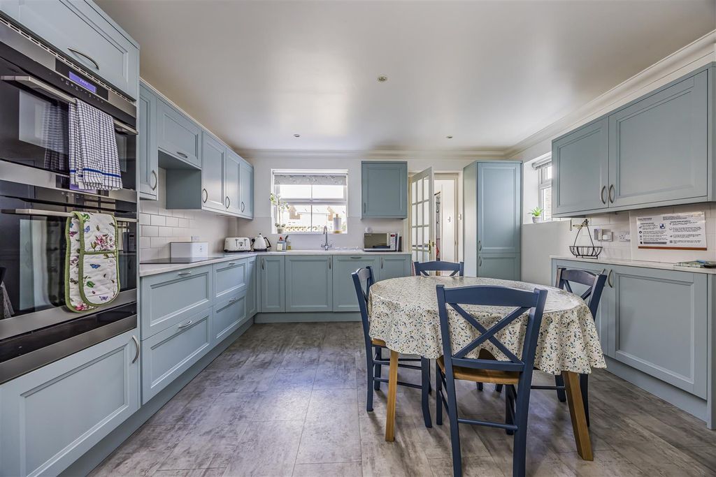 Property photo 2 of 17 Stanley Road, Emsworth-Porticomarketing-Nexa-18.Jp