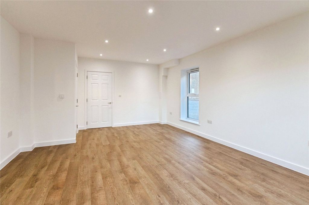 Property photo 2 of 19 Picture No. 03