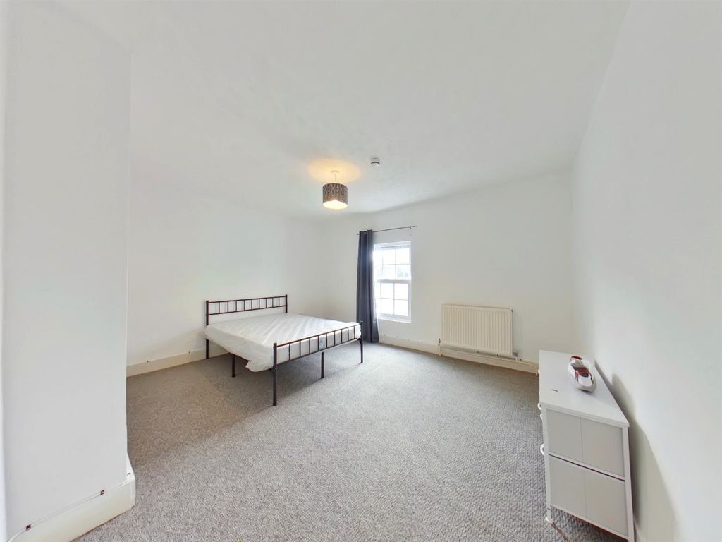 Property photo 1 of 9 Bedroom