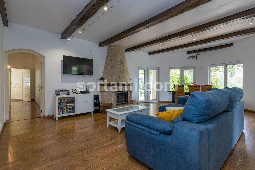 Property photo 2 of 34