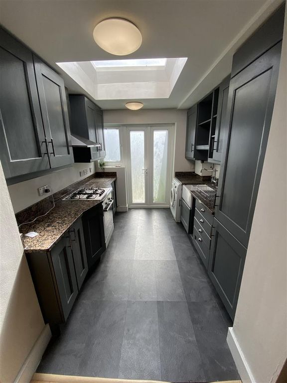 Property photo 3 of 10 Kitchen