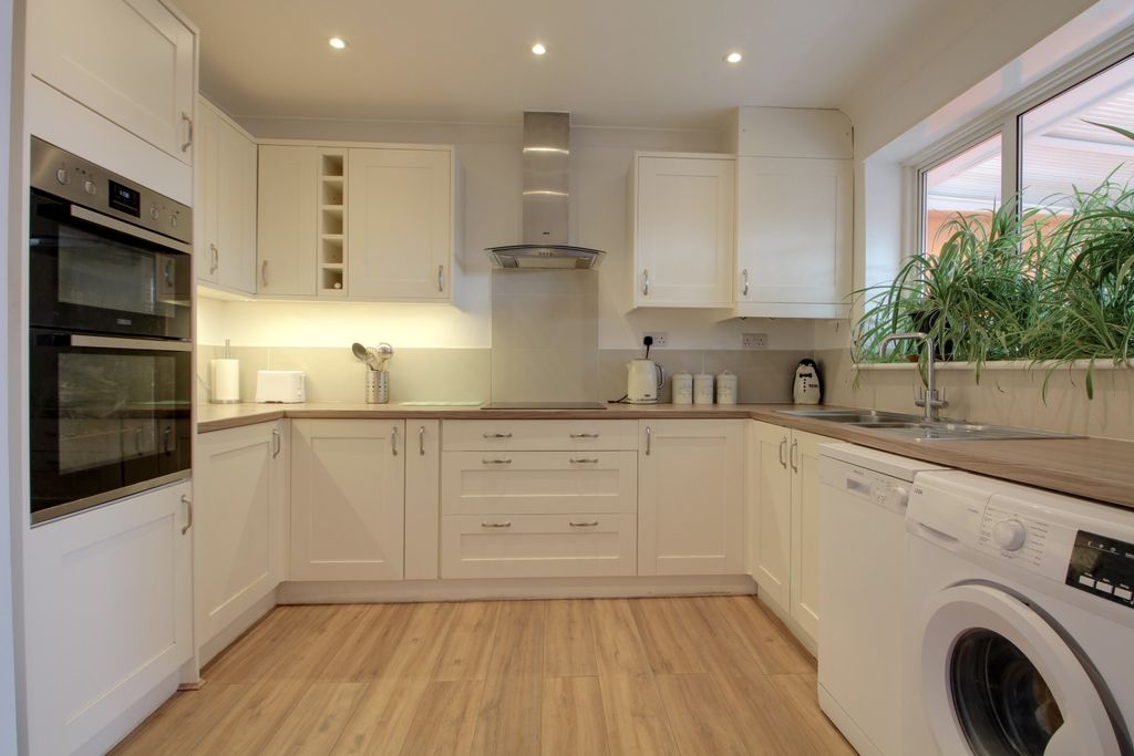 Property photo 2 of 11 Kitchen