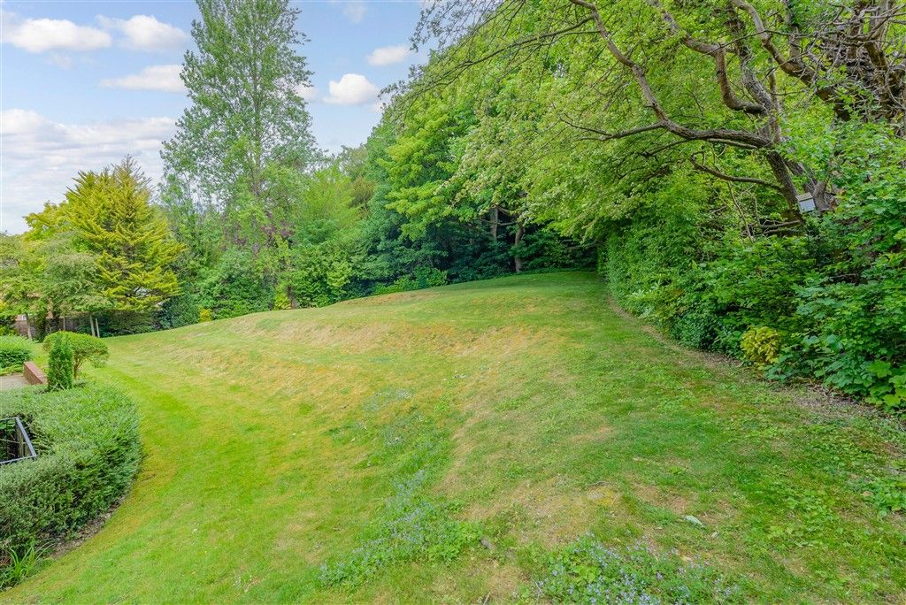 Property photo 2 of 13 Communal Gardens