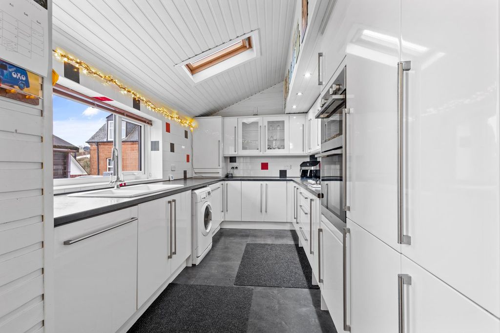 Property photo 3 of 32