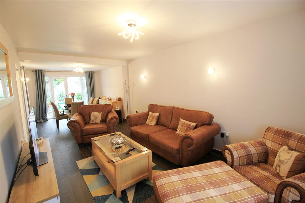 Property photo 2 of 20 Living.Room.Jpg