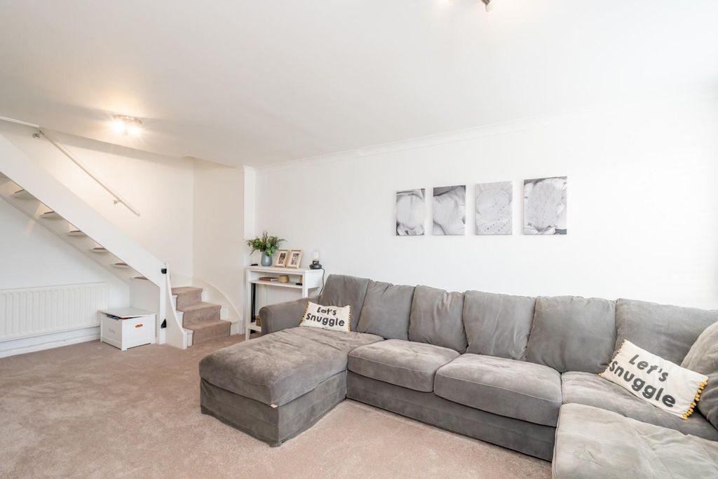 Property photo 3 of 13 Lounge (2).Jpg