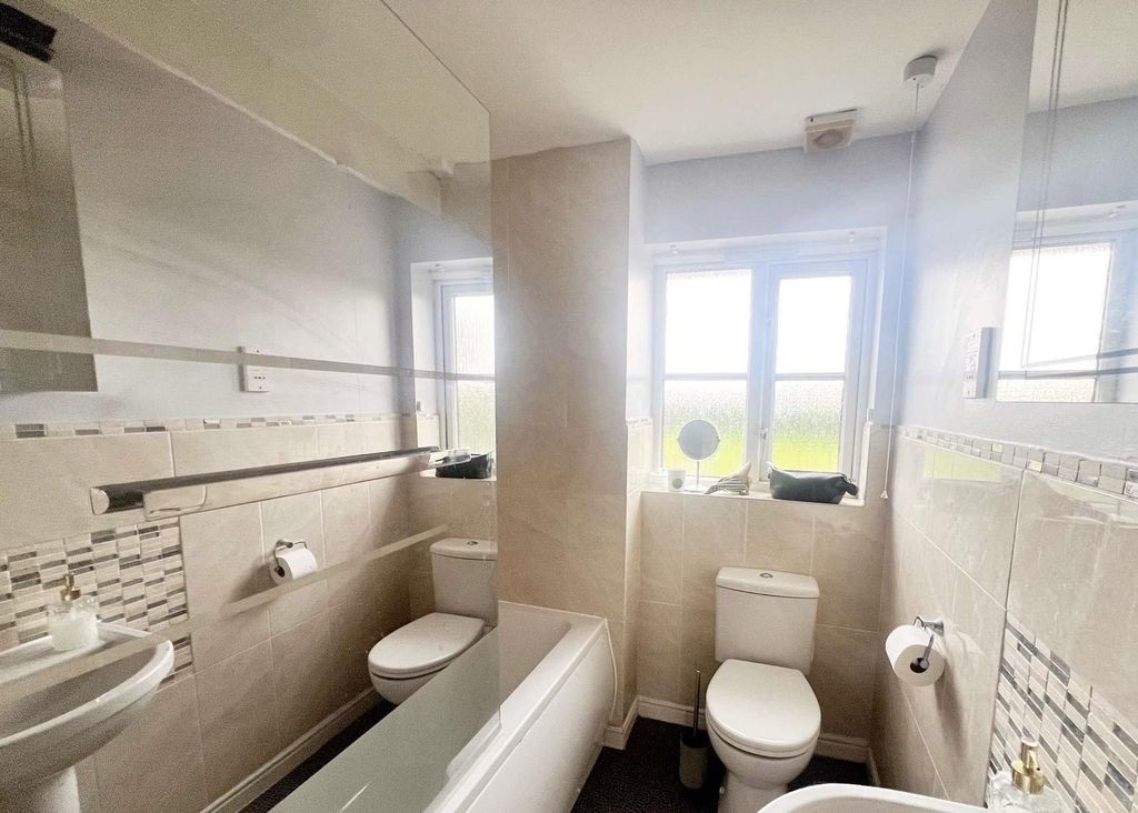 Property photo 3 of 6 Bathroom