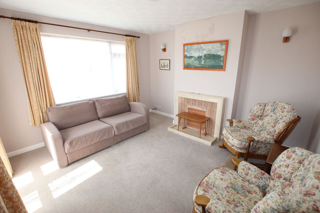 Property photo 2 of 17 London Road 11 - Lounge 1