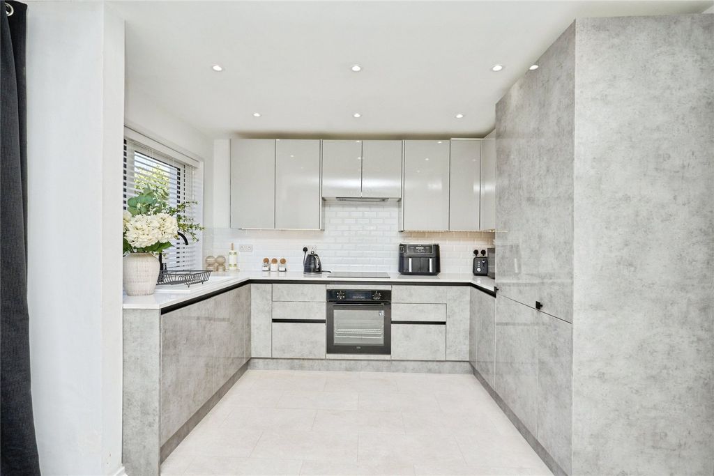 Property photo 2 of 14 Kitchen