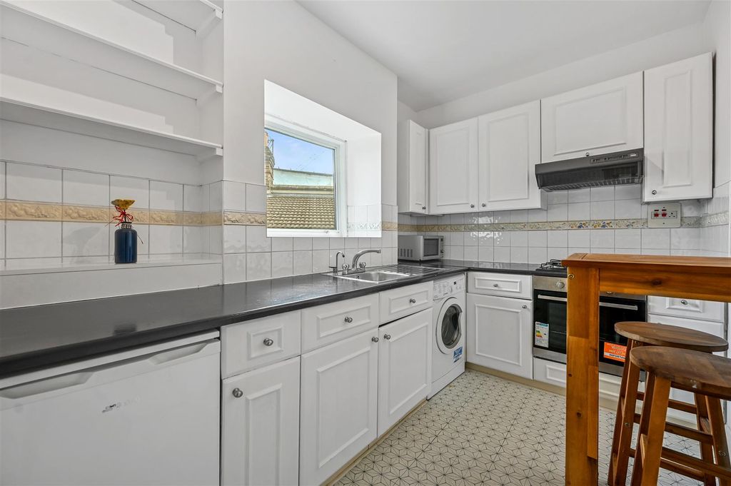 Property photo 2 of 7 Ar - Flat 3, 107 Mill Hill Road - 18 (1).Jpg