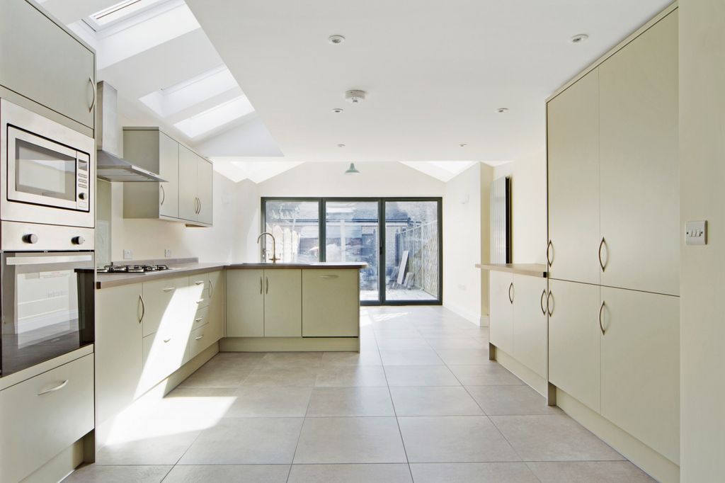 Property photo 2 of 12 Kitchen