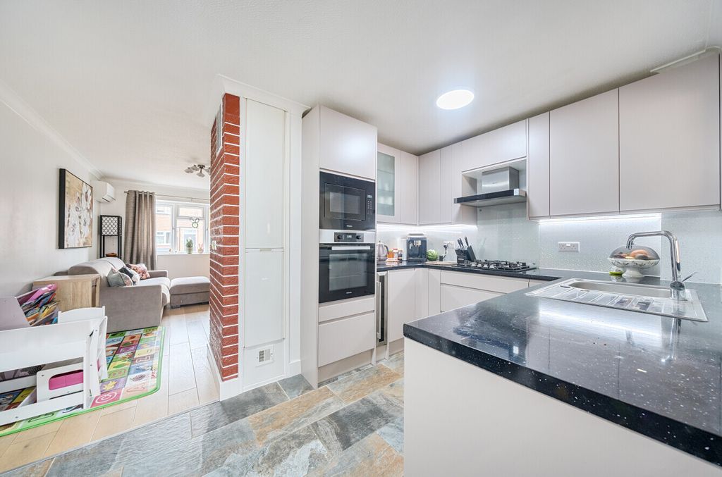 Property photo 3 of 22 Picture No. 17