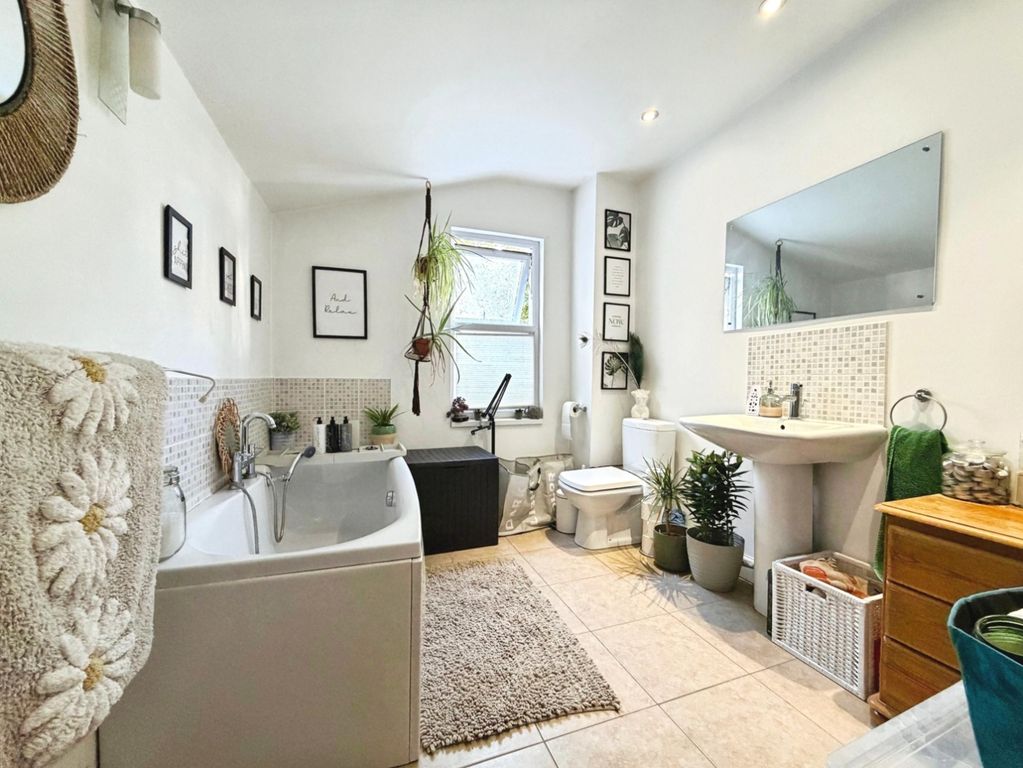 Property photo 2 of 17 Bathroom