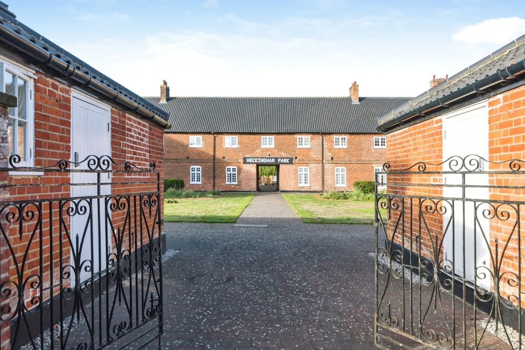 Property photo 1 of 18 Entrance